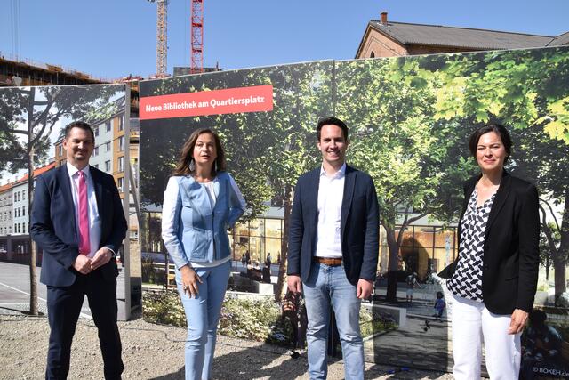 Bezirksvorsteher Marcus Franz (SPÖ), Stadträtin Ulli Sima (SPÖ), Vizebürgermeister Christoph Wiederkehr (Neos) und ÖBB-Vorständin Silvia Angelo vor der Visualisierung der künftigen Bibliothek. | Foto: Karl Pufler