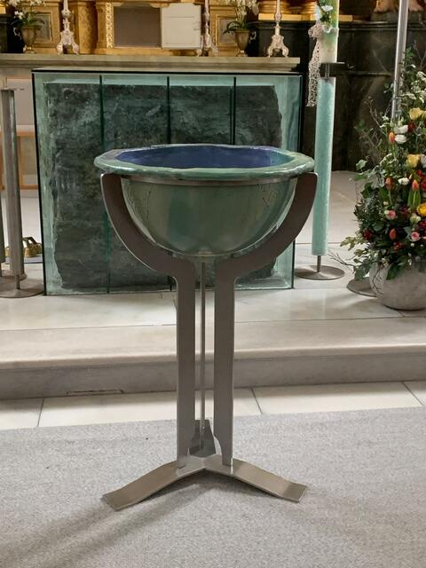 Die Farben harmonieren mit dem ebenso modern gestalteten Altar, ein mit Glas überfangener Stein. | Foto: Kremser