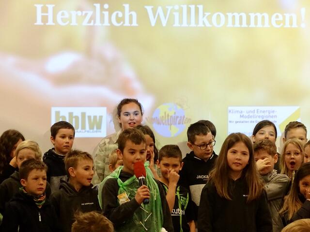 Viehofen Primary School also prepared two songs, incl