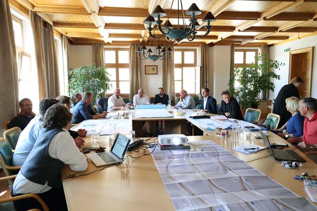 LR Stefan Schnöll erläuterte gemeinsam mit den Bürgermeistern der betroffenen Gemeinden in Mittersill den Wiederaufbau der Pinzgau-Bahn. | Foto: Land Salzburg/Neumayr/Hölzl
