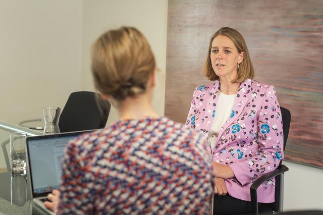 Neos-Landessprecherin Andrea Klambauer im Gespräch mit RegionalMedien Salzburg-Chefredakteurin Julia Hettegger.  | Foto: Georg Kukuvec