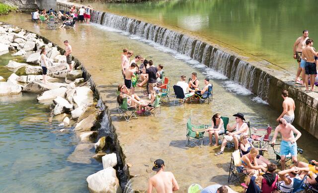 Im Wasser der Traisen tummeln sich die Jugendlichen bei schönem Wetter zu häuf, die Verschmutzung ist daher keine Seltenheit. | Foto: Bezirksblätter Archiv (Johannes Gold)