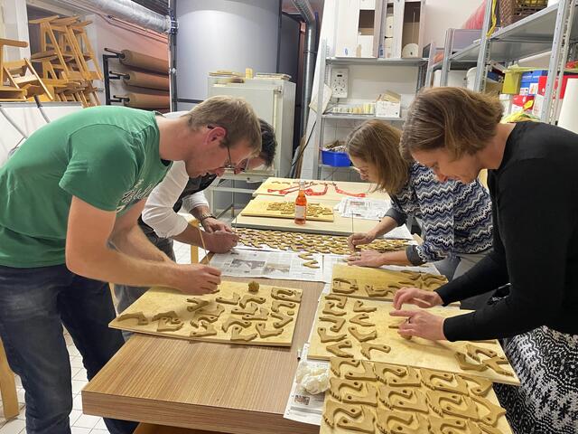 Volle Konzentration für die Gestaltung der "WelschLauf"-Medaillen. | Foto: Susanne Veronik