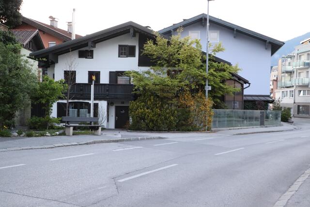 Bei der derzeitigen Bushaltestelle in der Wildschönauer Straße soll ein Mitfahrbankerl entstehen. Zuerst müssen allerdings noch Haftungsfragen geklärt werden. | Foto: Christoph Klausner