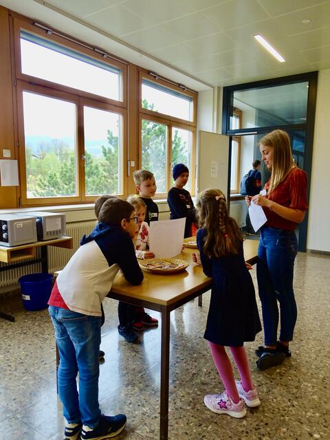 Bei ganz kniffligen Fragen konnten die Volksschüler ihren Mentor/ihre Mentorin fragen. | Foto: Sarah Braun