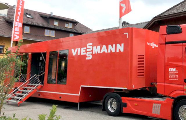 Am 28. April stand der Showtruck der Firma Viessmann von 12 bis 20 Uhr mit aktuellen Geräten zum Thema Heizen und Kühlen am DEZ-Parkplatz West.  | Foto: Viessmann