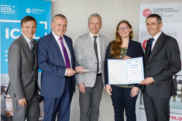 OCG-Präsident Wilfried Seyruck (rechts),  OCG-Generalsekretär Ronald Bieber (links) und Damien O’Sullivan (2.v.l.), Geschäftsführer der ICDL-Foundation, überreichten die Auszeichnung für die erfolgreichste ECDL-Schule Oberösterreichs an Direktor Nikolaus Stelzer und ECDL-Koordinatorin Katharina Wagner vom BG|BRG Rohrbach. | Foto: Wakolbinger/OCG)