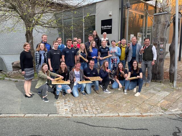 Bitte lächeln für das Gruppenfoto der Landjugendlichen vor dem Greith-Haus in St. Ulrich | Foto: Susanne Veronik