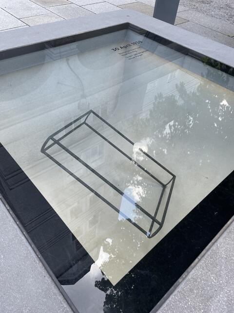 Das "Buchskelet" von Florian Ziller und Fatemeh Naderi, wurde 2018 in der Stadt Salzburg zum erklärten Mahnmal gewählt.