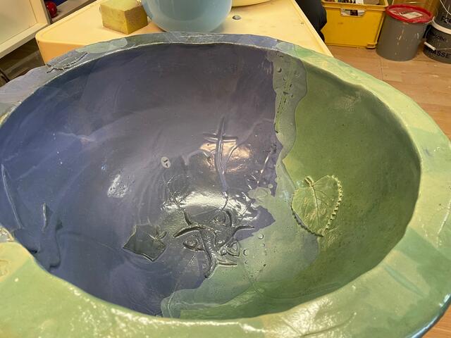 Starke Symbolik: Kreuz, Fische und Blätter für das Laubdorf St. Ulrich zieren das zweifärbig gestaltete Taufbecken, das die Hälfte der Erdkugel darstellt. | Foto: Susanne Veronik