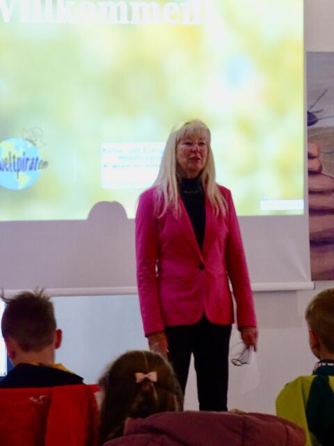 Petra Schlechter, Direktorin der HBLW Saalfelden begrüßte alle Anwesenden und wünschte ihnen viel Spaß bei der Schatzsuche. | Foto: Sarah Braun