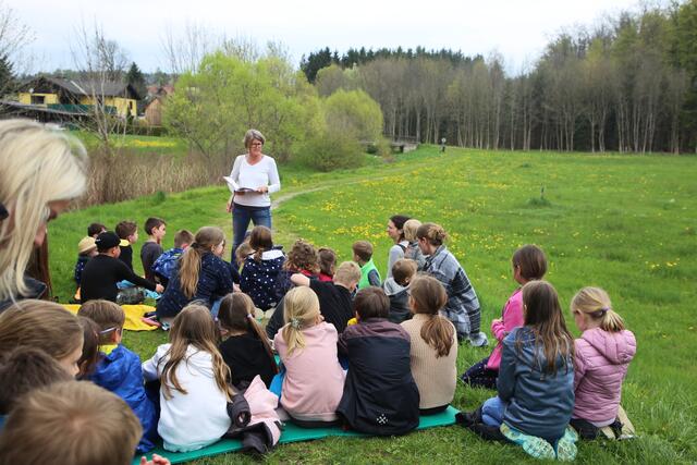 Rotkäppchen einmal anders: Die Kinder konnten in der Natur einer Geschichte lauschen.  | Foto: Bücherei Groß St. Florian