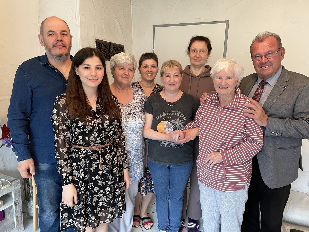 Insgesamt sechs Ukrainer:innen hat Georgine Schober (2.v.r.) aus Kammern in ihrem Haus aufgenommen. Hier im Bild mit Bürgermeister Karl Dobnigg (r.) und Dolmetscherin Nataliia Leitner (4.v.r.).