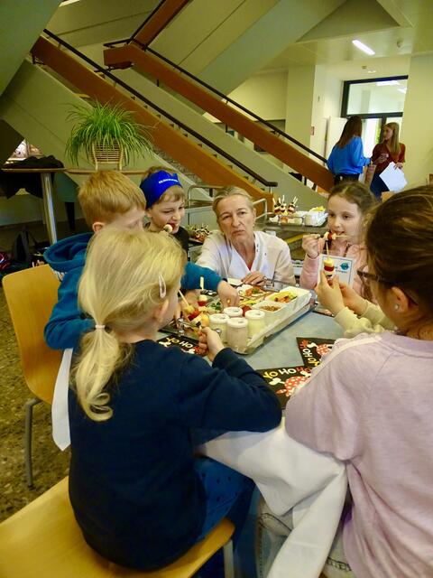 The 3rd graders also took care of the culinary well-being of the guests.