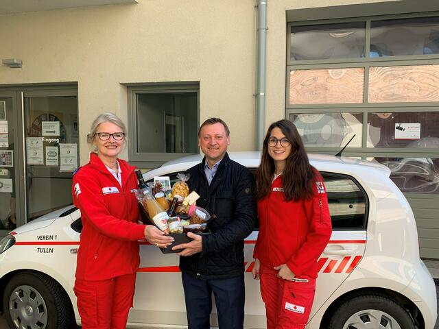 Ortsleiterin Sabina Krätschmer mit NR Johann Höfinger und Kristina Edelbacher.  | Foto: Volkspartei Niederösterreich
