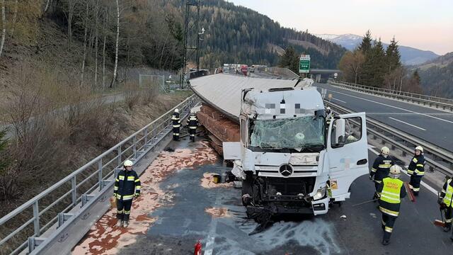 Am Unfallort zeigte sich den Einsatzkräften eine Spur der Verwüstung | Foto: FF Gmünd