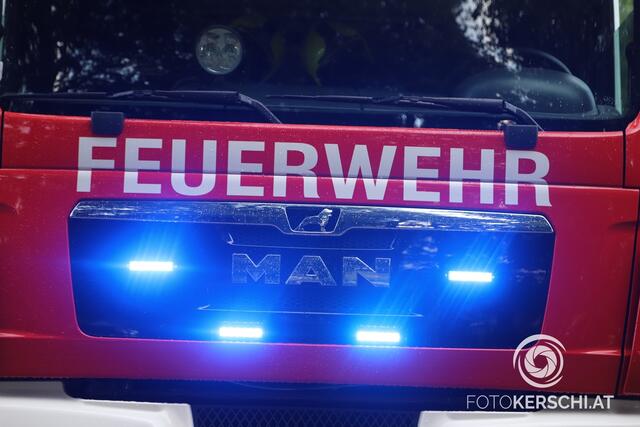 Die verständigten Kräfte der FF Hochburg und Ach führten mit insgesamt 25 Mann und fünf Fahrzeugen die Löscharbeiten und die Verkehrsregelung durch. | Foto: fotokerschi.at