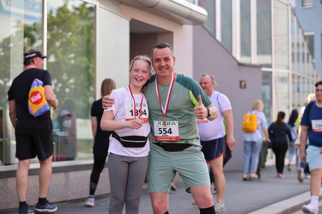Daniel Kern mit seiner Tochter Sara, die für das Gymnasium Petrinum startete. | Foto: Reischl