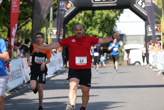 Arben Biba feierte seine Ankunft im Ziel. | Foto: Reischl