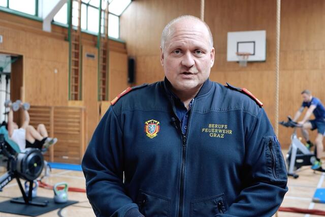 Offizier Gerald Wonner präsentiert auf der Facebook-Präsenz der Grazer Berufsfeuerwehr Fitnessraum und Tauchbecken. | Foto: BF Graz