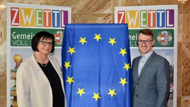Wollen die Sichtbarkeit der EU in der Stadtgemeinde Zwettl fördern: Vizebürgermeister Andrea Wiesmüller und EU-Gemeinderat Florian Bauer. | Foto: Stadtgemeinde Zwettl
