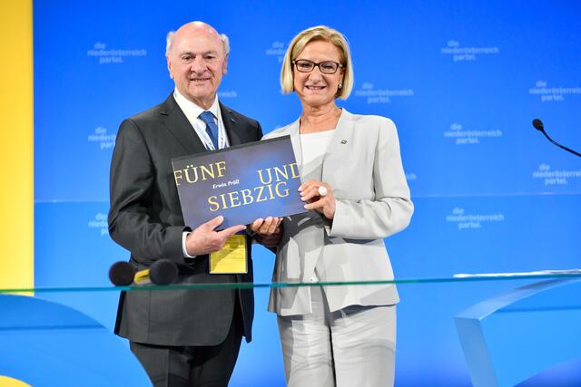 ÖVP Landesparteitag: Johanna Mikl-Leitner gratuliert ihrem Vorgänger Erwin Pröll zum 75. Geburtstag. | Foto: VPNÖ