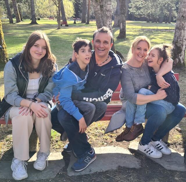 Familie Forster hat ihr Glück trotz mancher Herausforderung gefunden und wird in der ORF-Sendung „Stehaufmenschen" von der Axamerin Marianne Hengl am 6. Mai porträtiert. | Foto: RollOn Austria