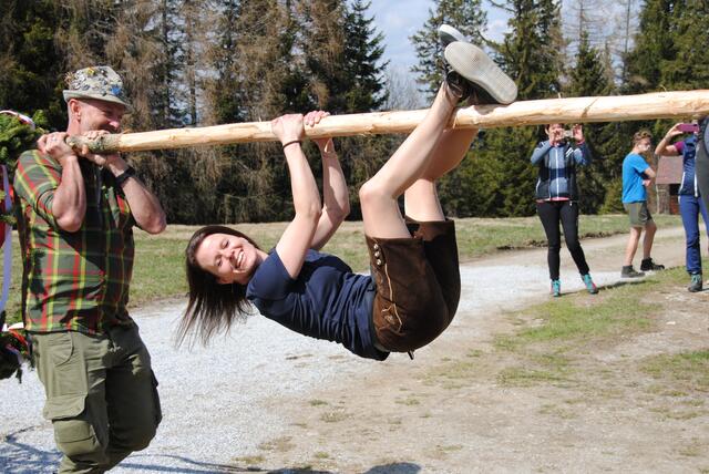 Am Hochanger bei Bruck wurde ein Maibaum aufgestellt. | Foto: Tamara Himsl