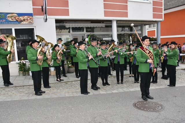 Nach der Corona-Pause hat der Markt Pabneukirchen 2022 wieder einen stattlichen Maibaum.  | Foto: Zinterhof