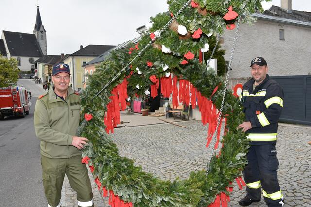 Nach der Corona-Pause hat der Markt Pabneukirchen 2022 wieder einen stattlichen Maibaum.  | Foto: Zinterhof