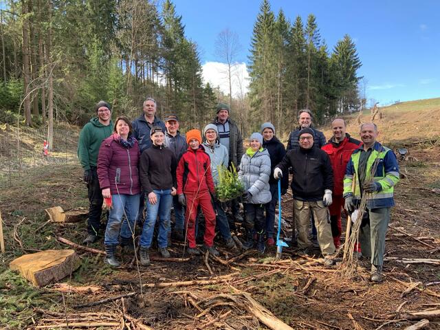 Die fleißigen Helfer: Mathias Zecha, Ulrike Pany, Ulrich Achleitner, Verena Buxbaum, Hannes Buxbaum, Leo Buxbaum, Trixi Buxbaum, Anton Eder, Hannah-Marie Androsch, Romana Androsch, Johann Böhm, Peter Achleitner, Hannes Halwachs und Josef Buxbaum (v.l.). Weitere Helfer waren Martina Matzinger und Michael Schelm (nicht am Foto). | Foto: Stadtgemeinde Groß Siegharts