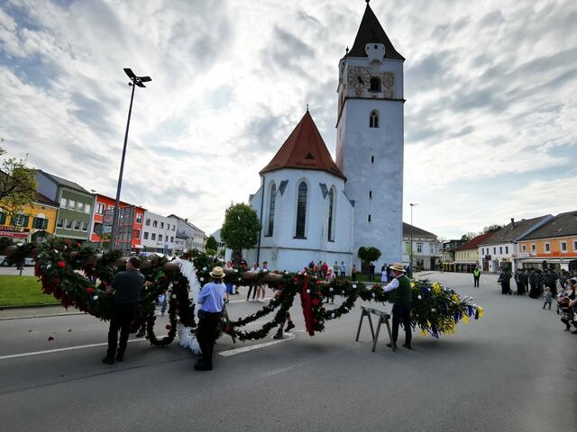 Groß ist die Freude der Pergerinnen und Perger über den ersten Maibaum seit Jahren.  | Foto: Ulrike Plank