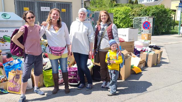 Organisatorin Sibille Greicha (zweite von links) freute sich mit Verena, Zatsarinna, Maryna und Taran sehr über die Spenden