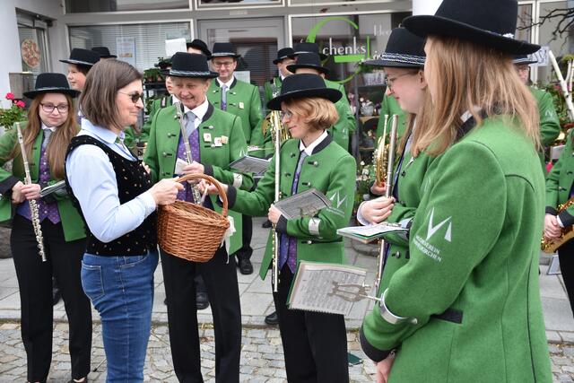 Nach der Corona-Pause hat der Markt Pabneukirchen 2022 wieder einen stattlichen Maibaum.  | Foto: Zinterhof