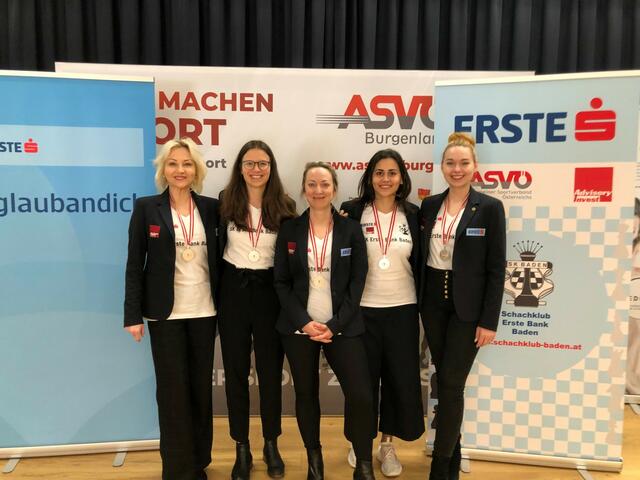 Teamführerin Manuela Konarski, WFM Denise Trippold, IM Elisabeth Paehtz, WIM Nato Imnadze und 
IM Laura Unuk holen zweiten Vizemeistertitel nach Baden | Foto: Schachklub Erste Bank Baden