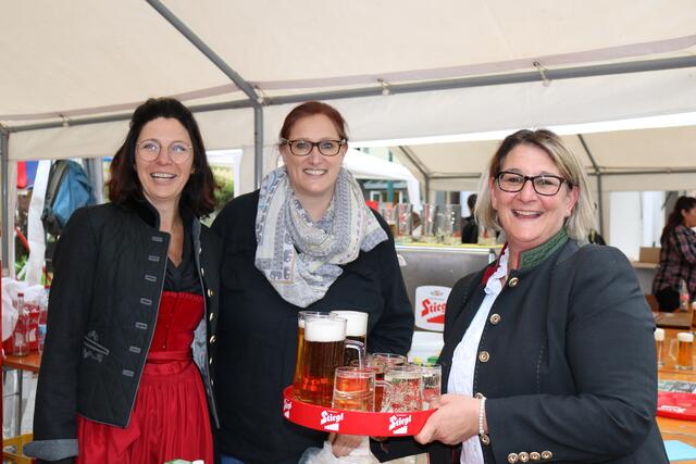Bürgermeister-Gattin (li.) sorgte mit Team für die Bewirtung.