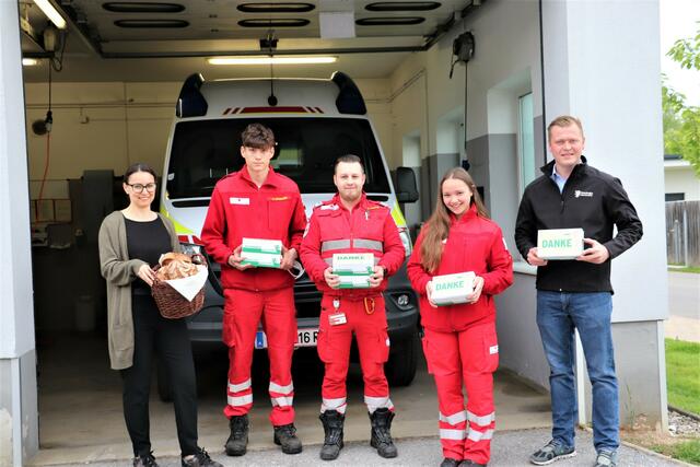 Fabienne Hatzl und Michael Konrad überraschten Hubert, Daniel und Valentina vom Roten Kreuz Kalsdorf mit einem Frühstück. | Foto: Edith Ertl