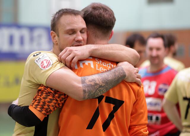 Vertrag bei der Sportunion Leoben verlängert: Spielertrainer Vytautas Ziura (hier mit Torhüter Daniel Reiter, im Hintergrund Co-Trainer Stephan Hödl). | Foto: GEPA pictures
