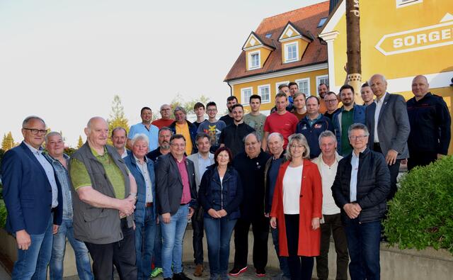 Die Ehrengäste und die freiwilligen Maibaumaufsteller vor dem Maibaum
