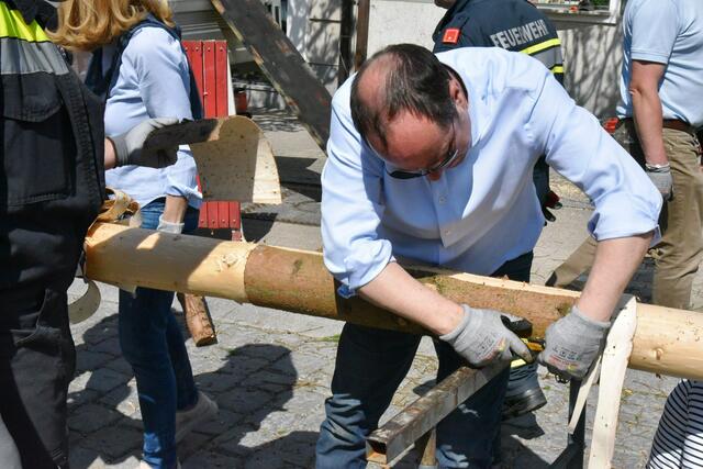 Auch NR Bgm. Christoph Stark legte selbst Hand an beim Maibaum.  | Foto: Gerald Dreisiebner