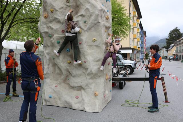 Die Bergrettung Bischofshofen sorgte für die Seilsicherung am Kletterturm.