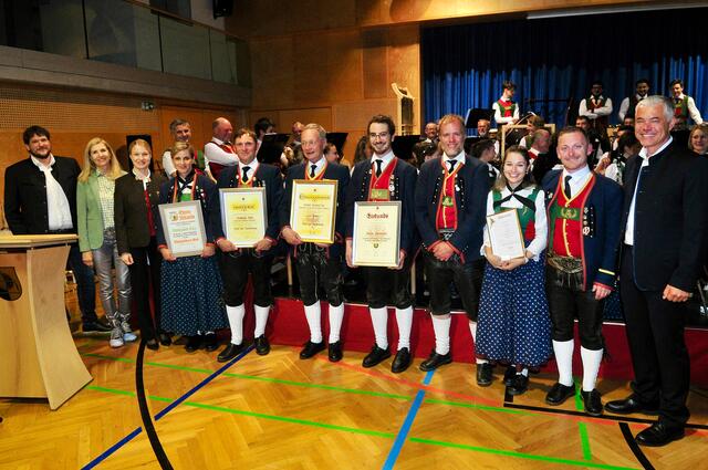 Alle geehrten und ausgezeichneten Mitglieder der Musikkapelle Oberperfuss mit den Gratulanten. | Foto: Hassl