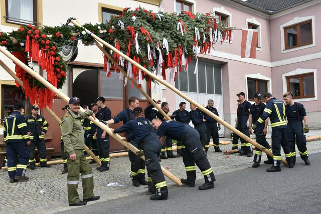 Nach der Corona-Pause hat der Markt Pabneukirchen 2022 wieder einen stattlichen Maibaum.  | Foto: Zinterhof