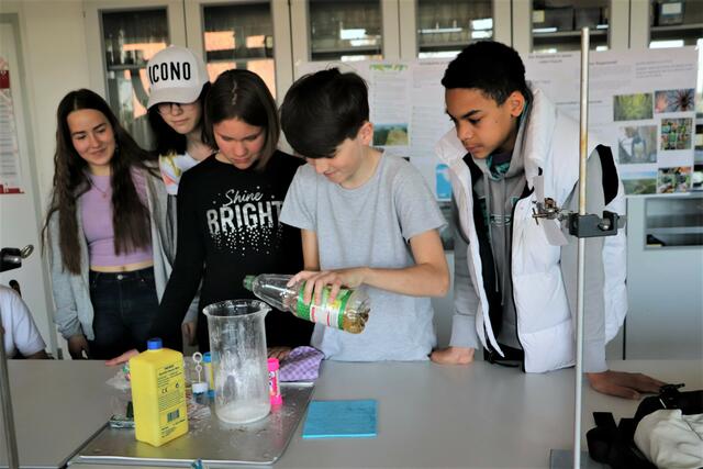 Backpulver ins Glas, Essig drauf - und schon beginnt das Gemisch zu schäumen | Foto: Edith Ertl