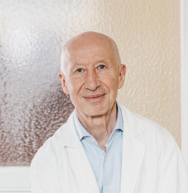 Ayurvedaarzt und Schulmediziner der alten Schule Dr. Wolfgang Schachinger  | Foto: Heldentheater