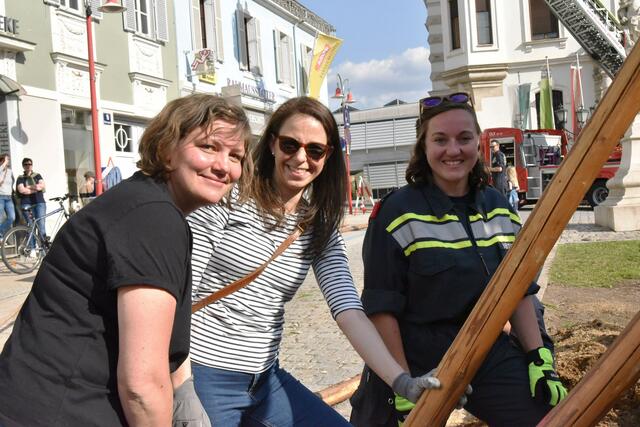GR DI DI Verena Peharz, 2. Vizebürgermeisterin Mag. Katharina Schellnegger und Feuerwehrfrau Helene Bertsch  | Foto: Gerald Dreisiebner