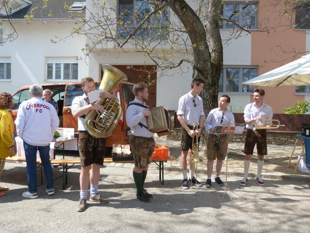 Die junge Musikgruppe "In vino veriBass" zeigte ab 10 Uhr ihr Können. 