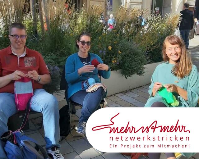 Jede und jeder kann sich an dem Projekt beteiligen und Fleckerl bei der Abgabestation vorbeibringen. Diese werden dann von Kermer zu einer Decke zusammengestrickt.  | Foto: "Mehr ist mehr"