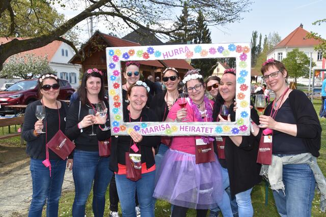 Braut Marisa (4. von rechts) aus Pinggau und ihre Polterfreundinnen zogen beim Weinfrühling von Station zu Station. | Foto: Martin Wurglits