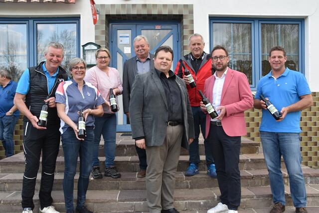 Die ersten Flaschen des Ollersdorfer Jubiläumsweins überreichten Bürgermeister Bernd Strobl (Mitte) und Vbgm. Richard Kranz (4. von links) seinen Amtskollegen Wolfgang Eder (Burgauberg-Neudauberg), Karin Kirisits (Hackerberg), Andreas Grandits (Stinatz), Jürgen Dolesch (Stegersbach) und Jürgen Resch (Litzelsdorf) sowie der Olbendorfer Amtfrau Elke Lang (3. von links). | Foto: Martin Wurglits